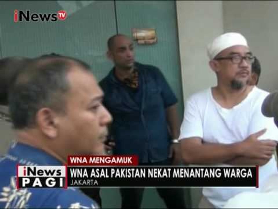 WNA asal Pakistan nyaris dihakimi warga karena menantang dengan sajam - iNews Pagi 13/12