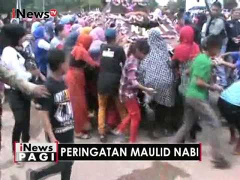 Tidak sabar menunggu, warga serbu gunungan dalam acara Maulid Nabi di Sulsel - iNews Pagi 13/12