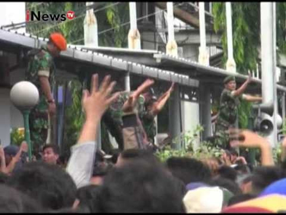 Ricuh antri tiket final Piala AFF 2016 juga terjadi di Markas Kostrad, Gambir - iNews Petang 13/12