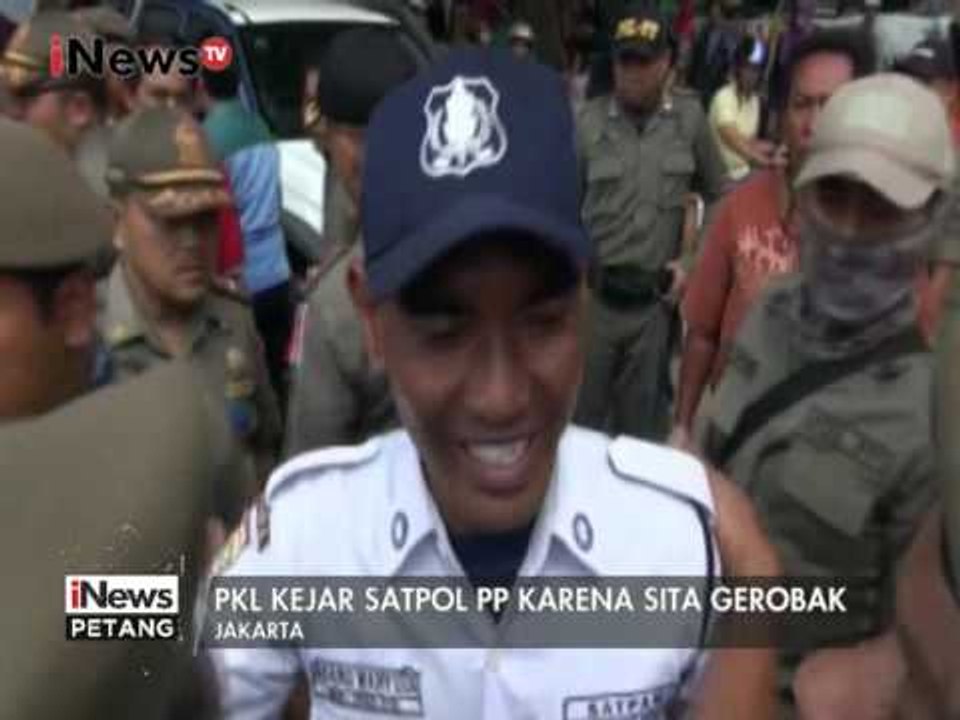 Razia PKL di Tanah Abang, diwarnai kericuhan Satpol PP dengan pedagang - iNews Petang 30/12