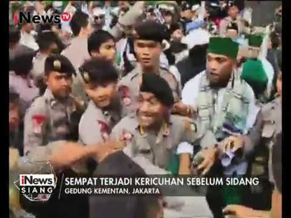 Sempat terjadi kericuhan dalam sidang Ahok, saat salah satu mobil kubu melintas - iNews Siang 03/01
