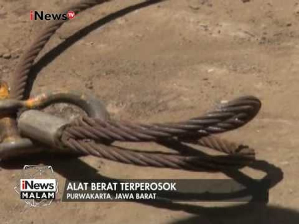 Alat berat untuk perbaikan Jembatan Cisomang terperosok ke parit - iNews Malam 08/01