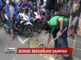 Sejumlah Bonek bersihkan sampah di sekitaran Bandung - iNews Malam 08/01