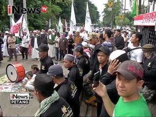 Massa anti Ahok bershalawat diluar ruangan sidang - iNews Petang 10/01