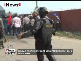 Tak terima digusur, warga di Batam hadang & lempar petugas dengan batu - iNews Petang 17/01
