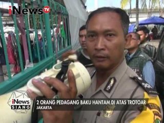 Download Video: Pasca kebakaran pasar senen, 2 orang pedagang baku hantam di atas trotoar - iNews Siang 23/01