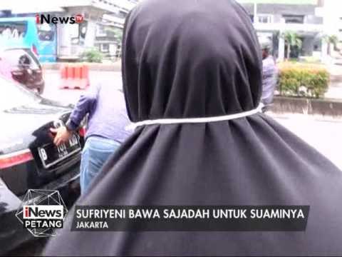 Istri Patrialis Akbar jenguk suaminya di Rutan KPK - iNews Petang 27/01