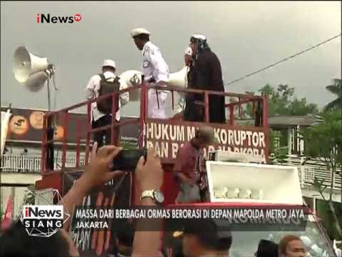 Massa dari berbagai Ormas berorasi di depan Mapolda Metro Jaya - iNews Siang 01/02