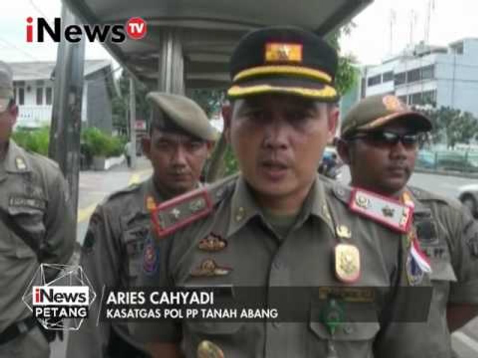 Ricuh razia PKL, pedagang protes lapaknya terjaring razia - iNews Petang 02/02