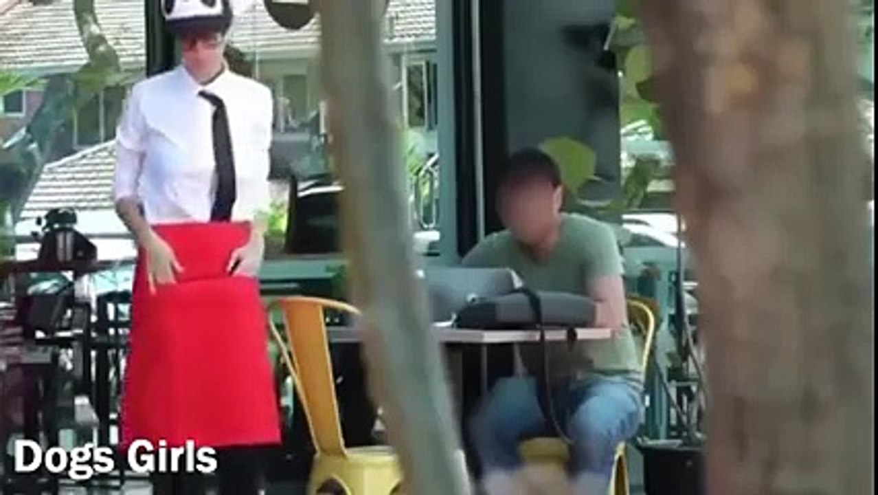 فتاة قبيحة أعجبت بشاب ذهبت اليه وطلبت رقمه الخاص ولكنه قرف من منظرها ورفض وبعد فترة تعود اليه وهس جميلة مثيرة شاهد ماكانت ردة فعله