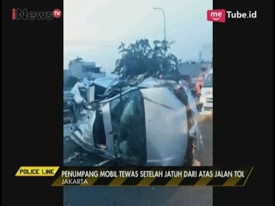 Mobil Minibus Tabrak Pembatas Jalan, Penumpang Tewas Jatuh dari Atas Jalan Tol - Police Line 11/05