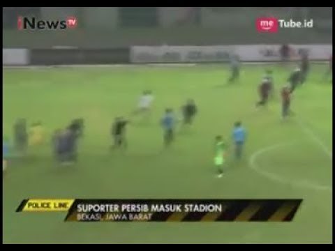 Rusuh, Suporter Persib Nekat Terjun ke Lapangan Saat Pertandingan Berlangsung - Police Line 05/06
