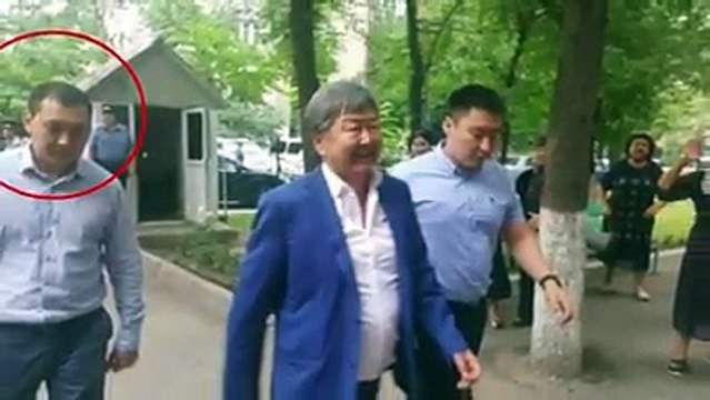 Добрый вечерУ нас во дворе дома улицы Панфилова дом 188/2, живет житель , который является сотрудником службы ГКНБ, Амангазиев Ильяс, который запугивает весь д