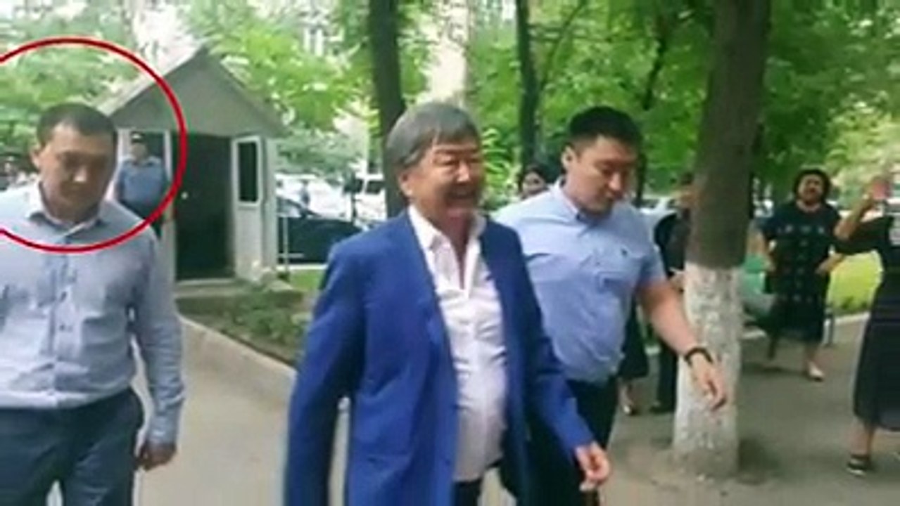 Добрый вечерУ нас во дворе дома улицы Панфилова дом 188/2, живет житель , который является сотрудником службы ГКНБ, Амангазиев Ильяс, который запугивает весь д