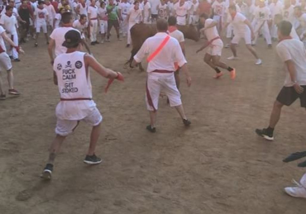 Man Somersaults Over Cornered Bull at San Fermin Festival in Pamplona