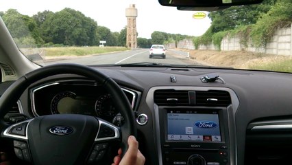 Démonstration du système C-V2X à Montlhéry à bord d'une Ford Mondeo