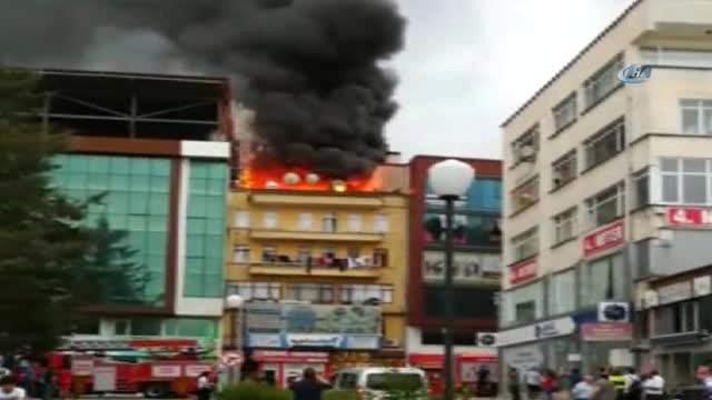 Binanın Çatı Katında Çıkan Yangın Paniğe Neden Oldu