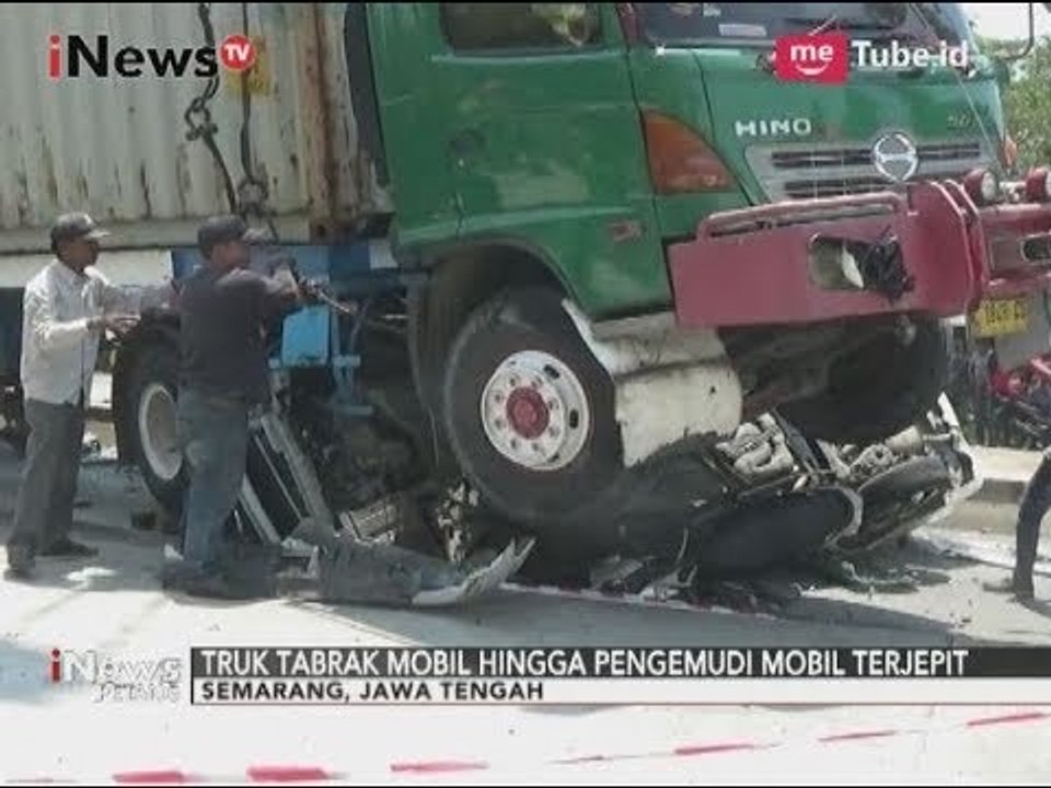 Mengerikan! Sebuah Mobil Ringsek Usai Digilas Truk Konteiner - iNews Petang 20/09