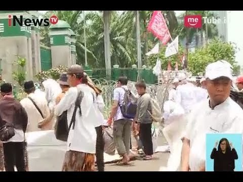 Peserta Aksi 299 Melaksanakan Shalat Jumat di Depan Gedung DPR RI - iNews Siang 29/09