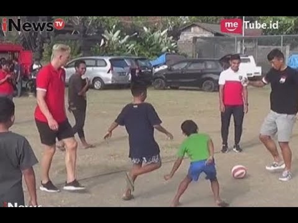 Pemain Bali United Menghibur Para Pengungsi Gunung Agung Dengan Bermain Bola - iNews Malam 02/10