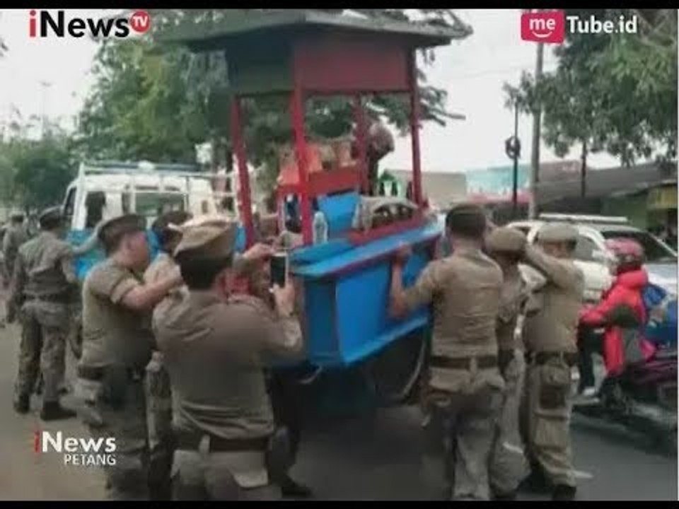 Razia Trotoar, Pedagang Pasrah Dagangannya Diangkut Petugas - iNews Petang 03/10