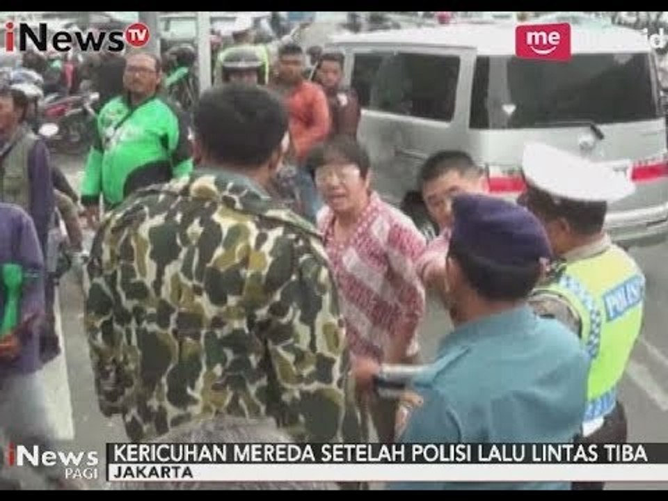 Tak Terima Mobilnya Ditabrak, Anggota TNI AL Marahi Pengendara Didepannya - iNews Pagi 18/10