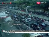 Hindari Razia, Puluhan Pengendara Ini Angkat Motornya Melewati Separator Busway - iNews Petang 18/10