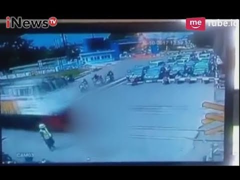 Detik-detik Pengendara Motor Terobos Palang Pintu Hingga Tertabrak Kereta - iNews Pagi 31/10