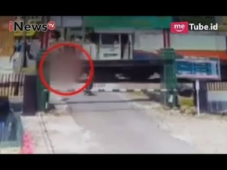 Mengerikan!! Seorang Pak Ogah Tertabrak Kereta Saat Menyeberang - iNews Pagi 31/10