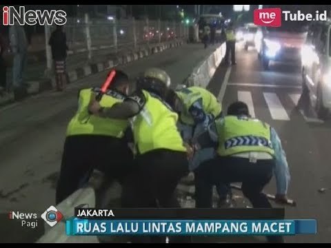 Ugal-ugalan Masuk Jalur Busway, Kopaja P20 Tabrak Anak Kecil Saat Menyebrang - iNews Pagi 05/11