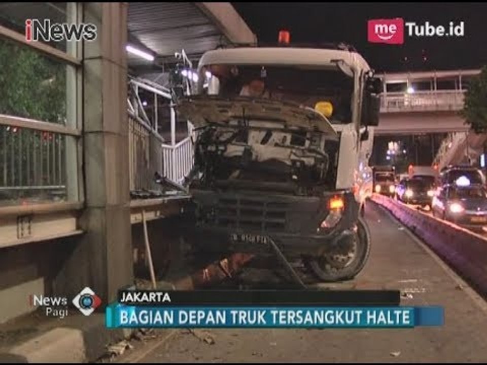 Melaju dengan Kecepatan Tinggi, Truk Molen Menabrak Halte Transjakarta - iNews Pagi 24/11
