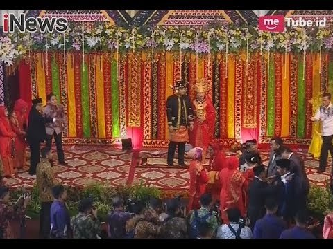 Foto Bersama Para Tamu & Keluarga Dengan Pasangan Kahiyang - Bobby - Special Event 25/11