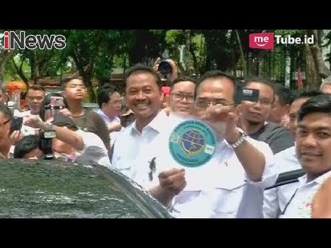 Menhub Budi Karya Resmikan Stiker untuk Taksi Online yang Wajib Dipasang - iNews Malam 25/11