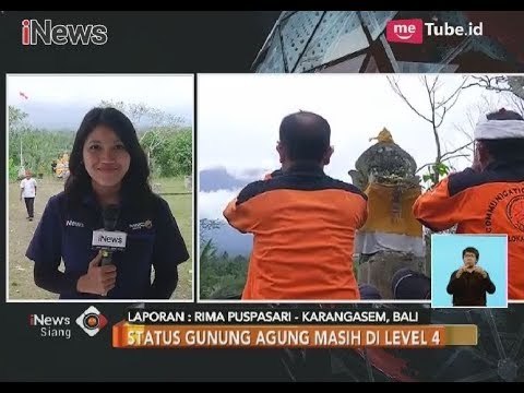 Kepulan Asap Gunung Agung Menjadi Latar Belakang Berfoto Para Wisatawan - iNews Siang 01/12