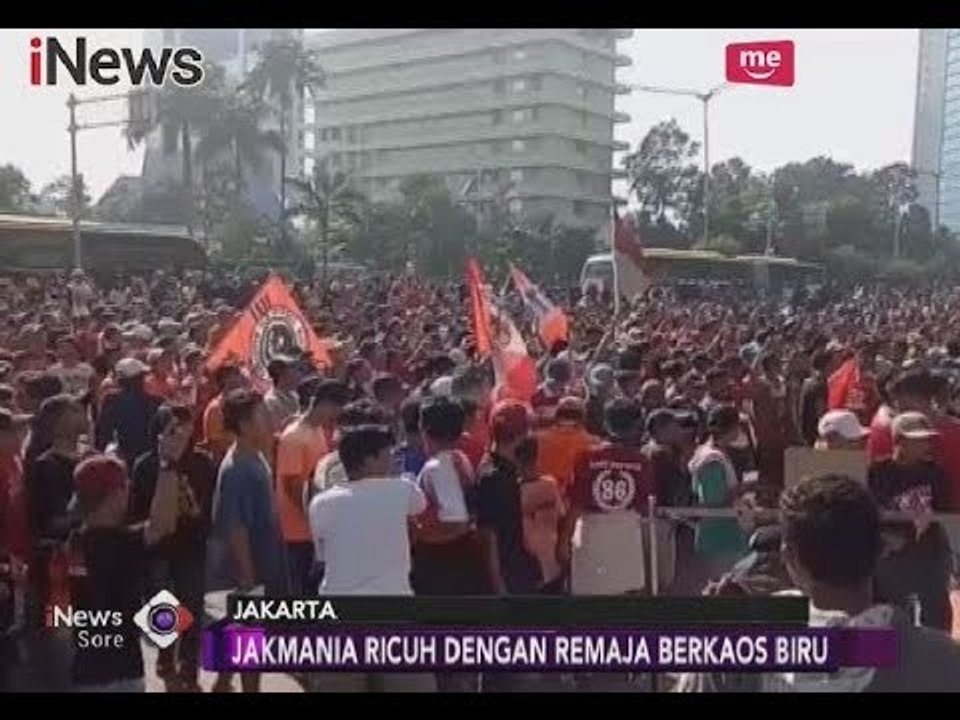 Saling Ejek, Ratusan Jakmania Terlibat Kericuhan Dengan Pemuda Berkaos Biru - iNews Sore 03/12