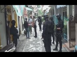 Скачать видео: Densus 88 Kembali Geledah Rumah Terduga Teroris di Surabaya - iNews Pagi 10/12