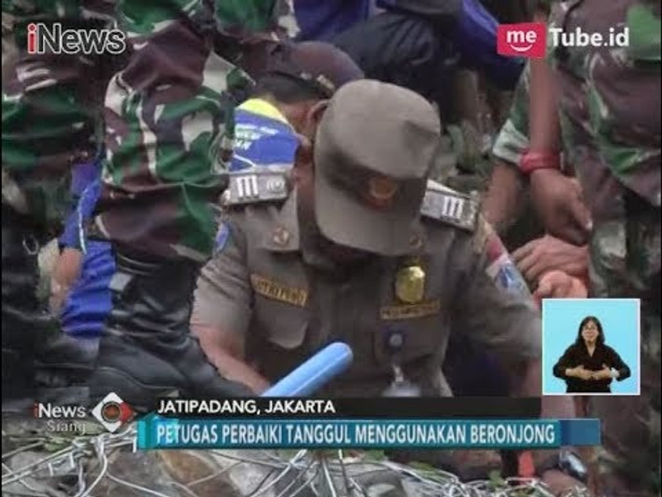 Banjir Surut, Petugas Lakukan Perbaikan Sementara Tanggul Jati Padang -  iNews Siang 12/12