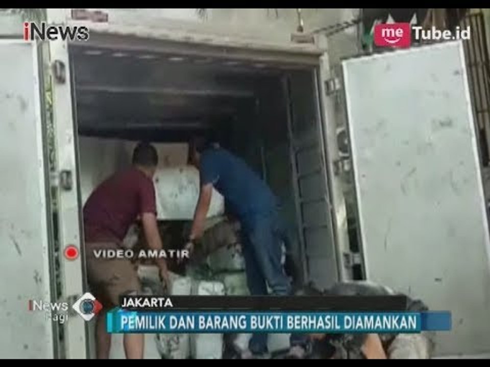 [Video Amatir] Detik-detik Polisi Gerebek Rumah Berisi 1,3 Ton Ganja -  iNews Pagi 06/01