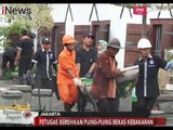 Petugas Bersihkan Puing-puing Sisa Kebakaran Museum Bahari - Special Report 17/01