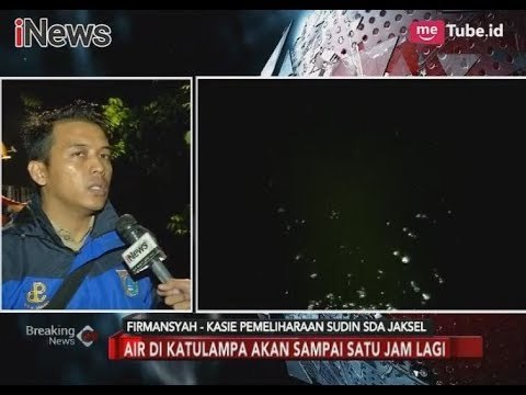 Petugas Terus Bersihkan Sampah yang Berada di Kolong Jembatan Sungai Ciliwung - Breaking News 05/02