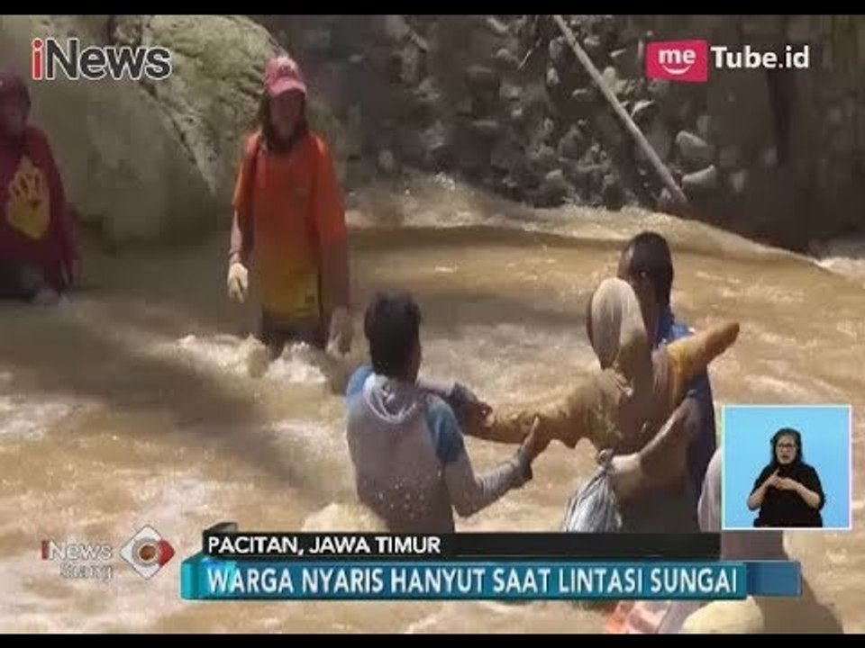 Jembatan Putus Akibat Banjir, Warga Nyaris Hanyut saat Nekat Lintasi Sungai - iNews Siang 13/02