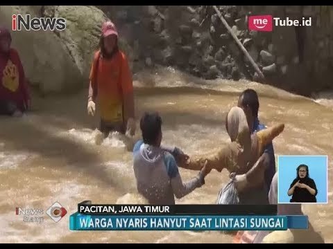 Jembatan Putus Akibat Banjir, Warga Nyaris Hanyut saat Nekat Lintasi Sungai - iNews Siang 13/02