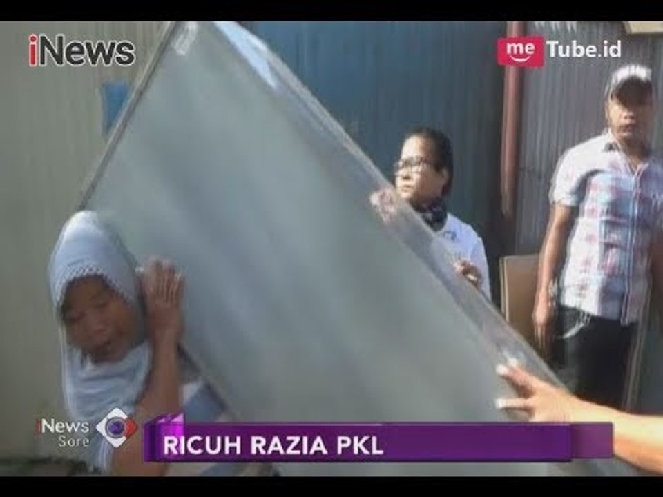Razia PKL Ricuh Pasca Pedagang Wanita Tertimpa Kulkas - iNews Sore 21/02