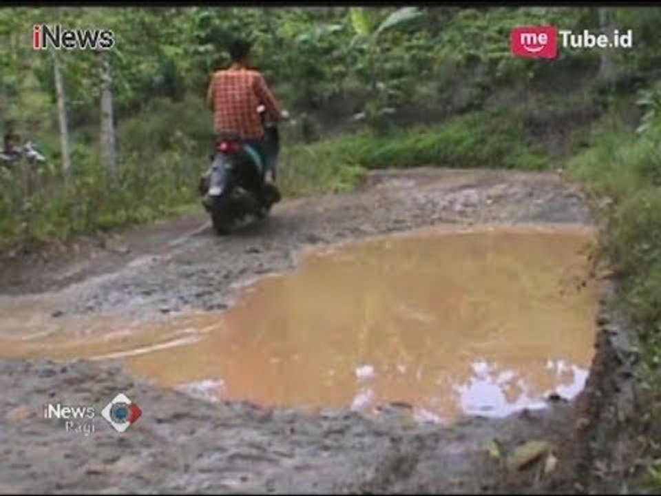 Potret 7 Kilometer Jalan di Desa Cipicung Rusak Berat Selama 15 Tahun - iNews Pagi 01/03