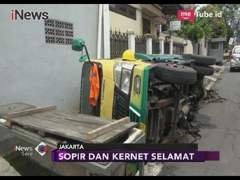 Mengerikan! Truk Tangki Terguling Masuk Selokan karena Jalan Ambles - iNews Sore 25/03