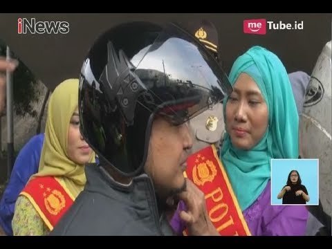 Peringati Hari Kartini, Polwan Cantik Berpakaian Kebaya Bagi-bagi Helm Gratis - iNews Siang 20/04