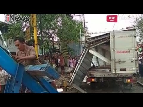 Na'as! Terobos Palang Pintu, Mobil Box Ditabrak Kereta Api - iNews Pagi 26/04