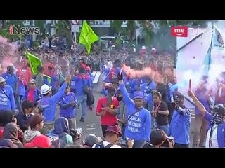 Massa Buruh Tutup Aksi Unjuk Rasa dengan Kembang Api - iNews Sore 01/05