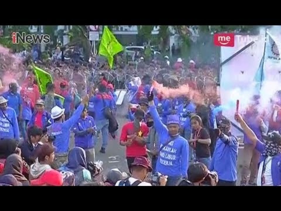 Massa Buruh Tutup Aksi Unjuk Rasa dengan Kembang Api - iNews Sore 01/05