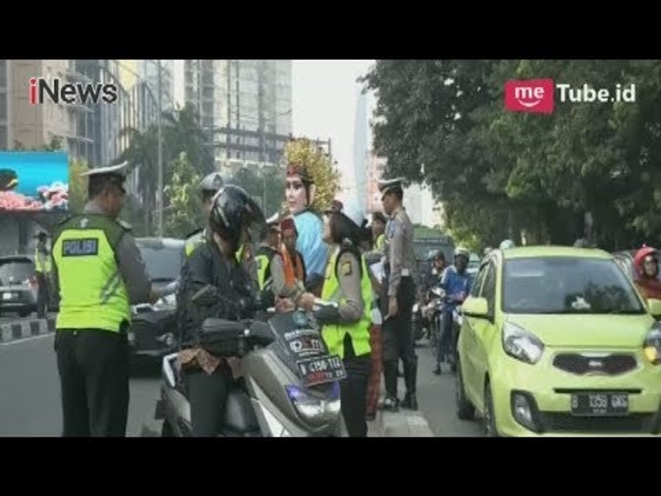 Wow! Tertib Berlalu Lintas, Polisi Hadiahi Pengendara Boneka Ondel-ondel - Special Report 03/05